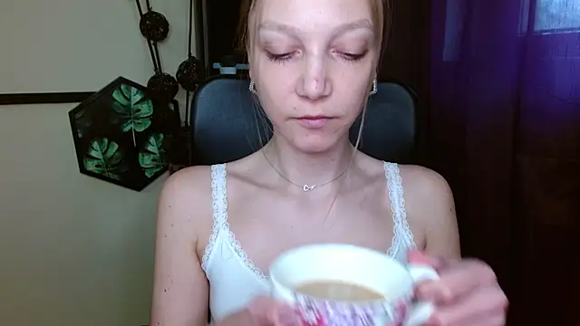 Snapshot of EmillyPlay chatting on April 2026 05:36:01 AM EmillyPlay online show from April 2026 05:36:01 AM