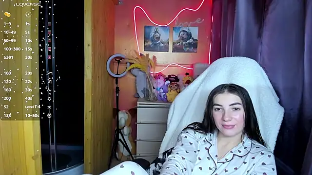 Fiery Brunette  online show from December 2025 10:13:02 AM