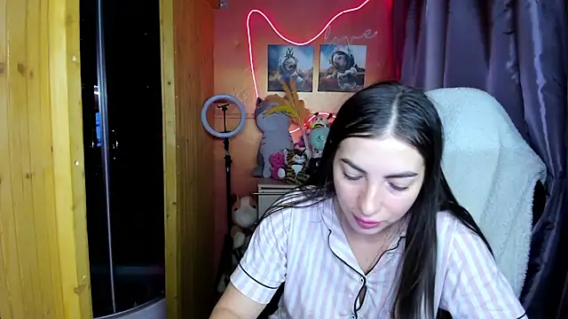 Fiery Brunette  online show from February 2026 04:30:01 AM