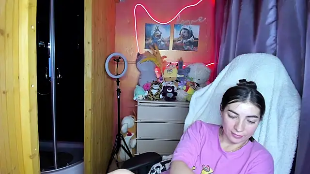 Fiery Brunette  online show from April 2026 04:34:01 AM