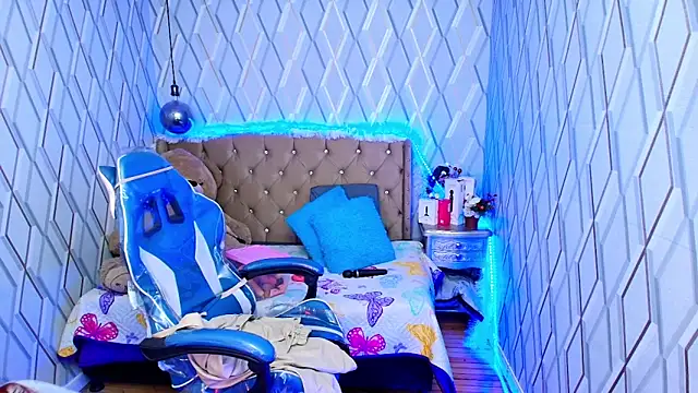 NicolleTaylor online show from December 2025 04:32:01 AM