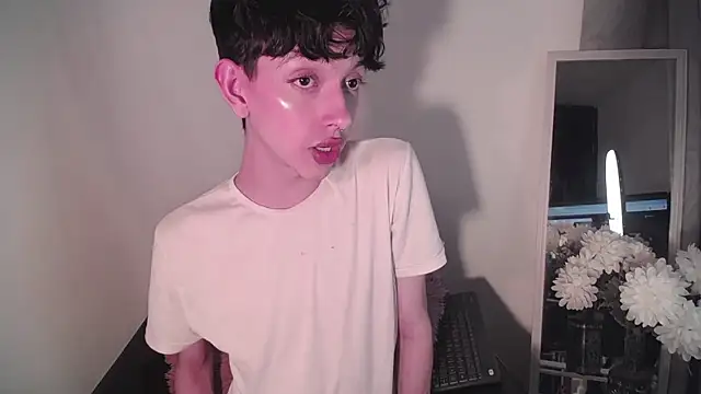 Snapshot of lyamthommpson chatting on February 2025 07:15:01 AM lyamthommpson online show from February 2025 07:15:01 AM