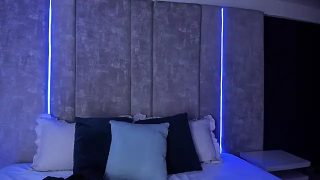 Amareto  online show from April 2026 08:20:01 PM