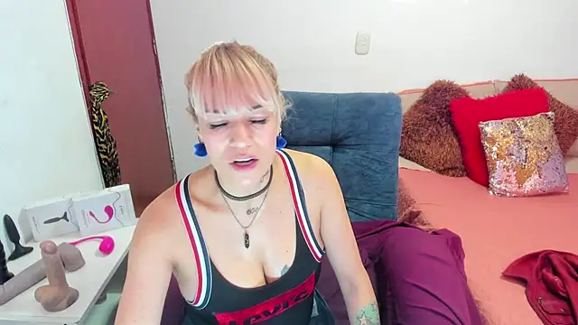 Snapshot of harly__queen chatting on January 2025 12:41:01 PM harly queen online show from January 2025 12:41:01 PM