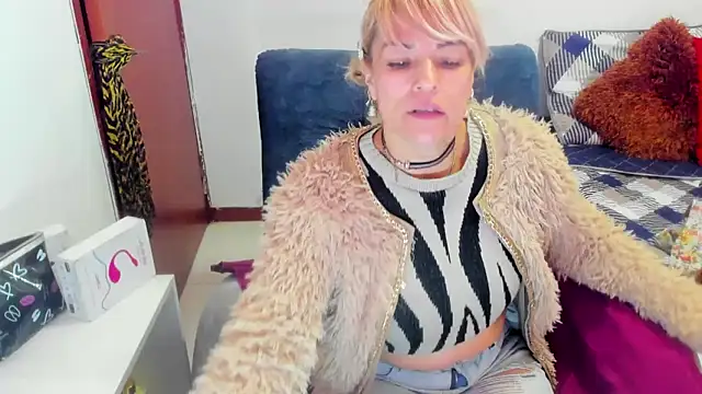 Snapshot of harly__queen chatting on February 2025 12:25:02 PM harly queen online show from February 2025 12:25:02 PM