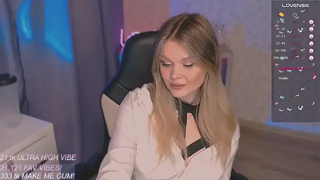 Snapshot of VeronaAura chatting on October 2025 08:49:01 PM VeronaAura online show from October 2025 08:49:01 PM