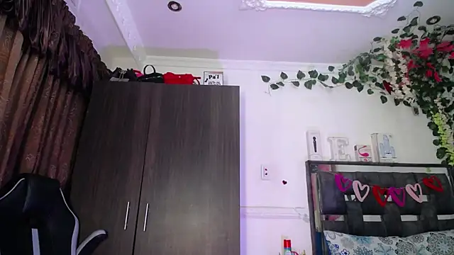 emma hoot1 online show from March 2025 12:10:01 AM