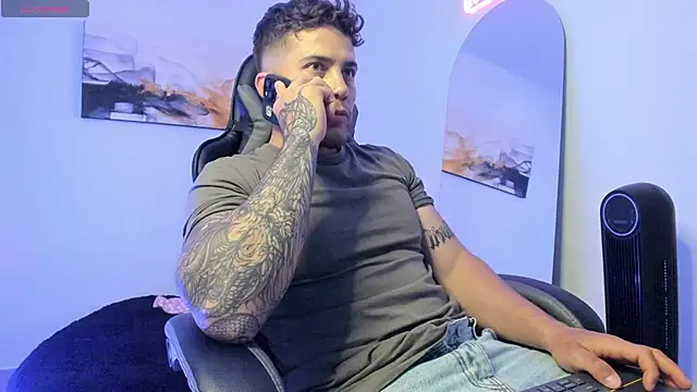 Snapshot of LucianSinclair chatting on December 2024 11:09:01 PM LucianSinclair online show from December 2024 11:09:01 PM