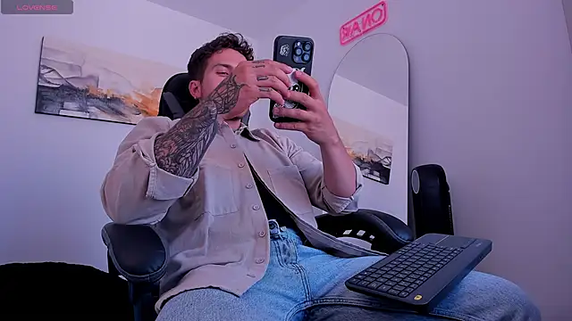 Snapshot of LucianSinclair chatting on January 2025 06:43:01 PM LucianSinclair online show from January 2025 06:43:01 PM