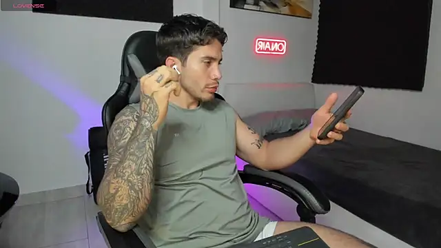 Snapshot of LucianSinclair chatting on November 2025 03:37:02 AM LucianSinclair online show from November 2025 03:37:02 AM