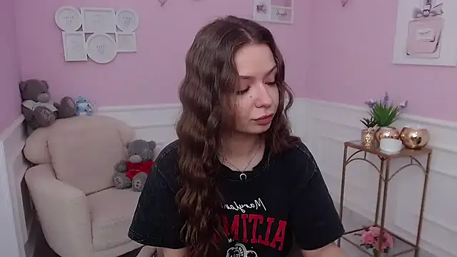 LucySkilar online show from November 2025 06:04:02 AM