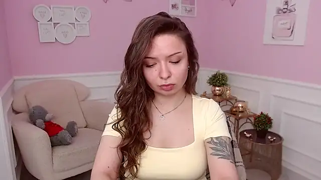 LucySkilar online show from April 2026 04:10:02 AM