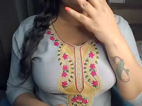 Trezza online show from October 2025 07:09:02 PM