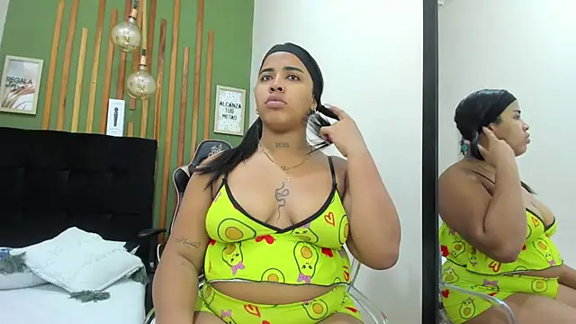 Snapshot of AichaBrown chatting on September 2025 04:24:02 AM AichaBrown online show from September 2025 04:24:02 AM