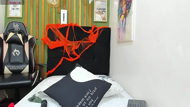 Snapshot of AichaBrown chatting on October 2025 04:00:02 AM AichaBrown online show from October 2025 04:00:02 AM