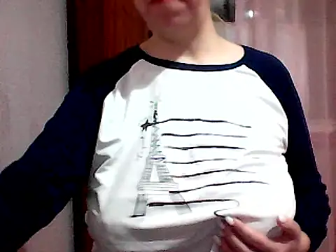 Snapshot of AnaXBerry chatting on February 2025 05:54:01 PM AnaXBerry online show from February 2025 05:54:01 PM