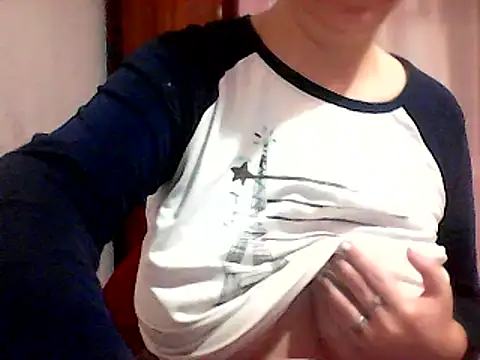 Snapshot of AnaXBerry chatting on February 2025 05:29:02 PM AnaXBerry online show from February 2025 05:29:02 PM