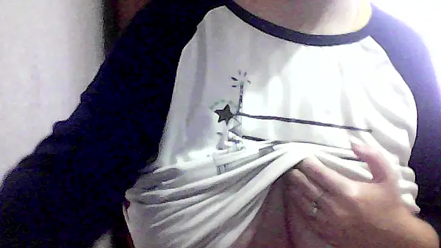 Snapshot of AnaXBerry chatting on October 2025 06:49:01 AM AnaXBerry online show from October 2025 06:49:01 AM