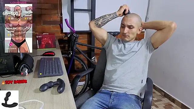 Snapshot of Marck_Muscle chatting on May 2026 02:49:02 AM Marck Muscle online show from May 2026 02:49:02 AM