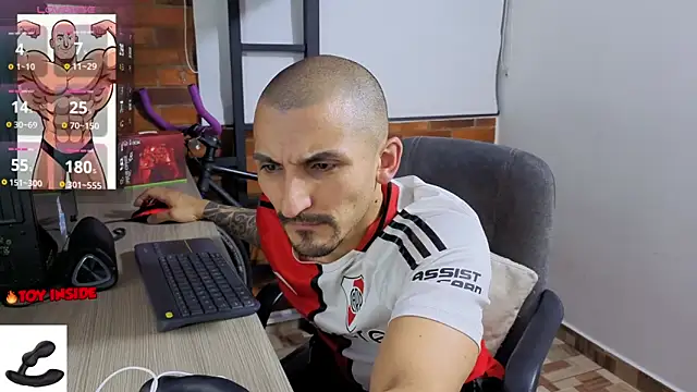 Snapshot of Marck_Muscle chatting on May 2026 11:32:01 PM Marck Muscle online show from May 2026 11:32:01 PM