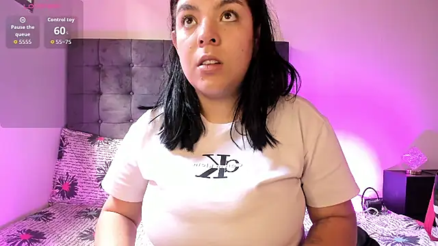 Kylie2211 online show from November 2025 05:24:01 PM