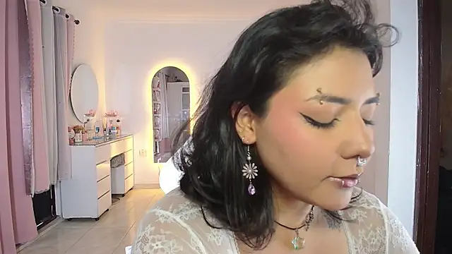 Evelynn online show from April 2026 08:48:01 PM