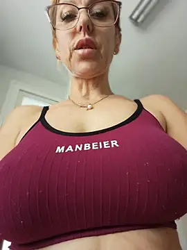 Snapshot of blondyruby chatting on May 2026 12:34:01 PM blondyruby online show from May 2026 12:34:01 PM