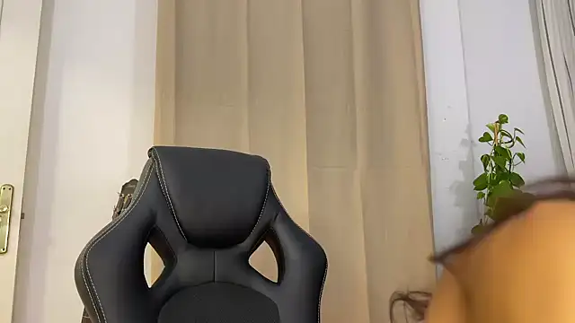 Snapshot of TheWildMiu chatting on December 2024 10:16:02 PM TheWildMiu online show from December 2024 10:16:02 PM