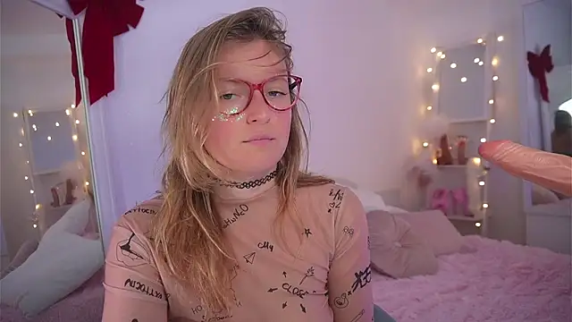 Snapshot of Ameliasweety69 chatting on March 2025 12:12:02 PM Ameliasweety69 online show from March 2025 12:12:02 PM