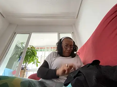 Snapshot of sweeviolet chatting on January 2025 12:37:01 PM sweeviolet online show from January 2025 12:37:01 PM