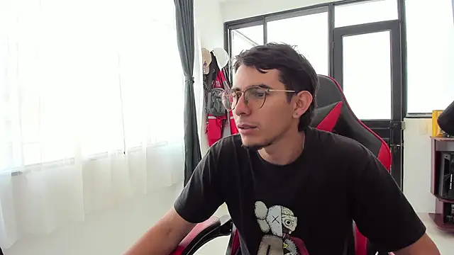 MauroD17 online show from April 2026 03:29:01 PM