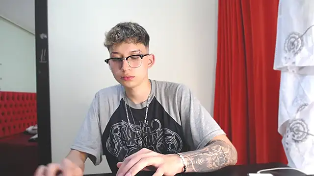 Snapshot of _Thomas_hot_ chatting on December 2024 03:01:02 AM Thomas hot online show from December 2024 03:01:02 AM