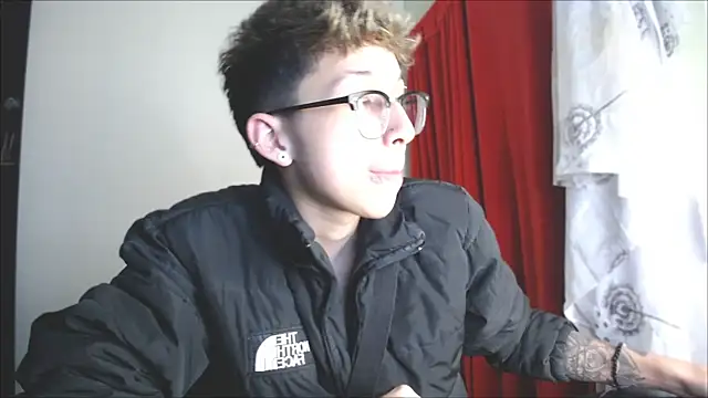 Snapshot of _Thomas_hot_ chatting on January 2025 12:04:02 PM Thomas hot online show from January 2025 12:04:02 PM