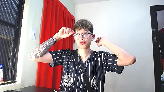 Snapshot of _Thomas_hot_ chatting on February 2025 03:15:02 PM Thomas hot online show from February 2025 03:15:02 PM