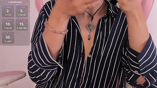 Snapshot of YenniferCurly chatting on January 2025 12:42:02 PM YenniferCurly online show from January 2025 12:42:02 PM