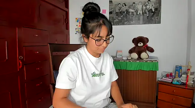 Isabellaa22 1 online show from December 2024 06:49:02 PM