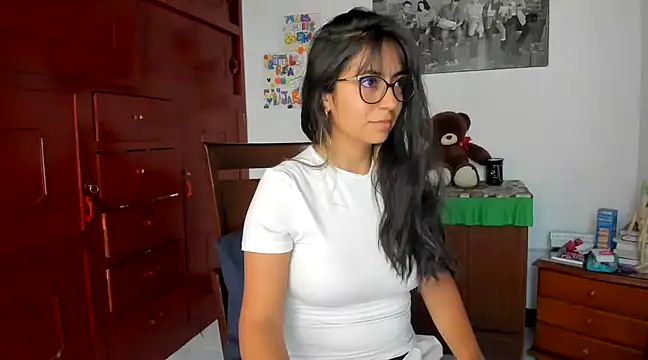 Isabellaa22 1 online show from January 2025 06:41:02 PM