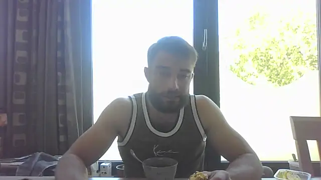 Snapshot of Vekie_007 chatting on May 2026 12:21:01 PM Vekie 007 online show from May 2026 12:21:01 PM