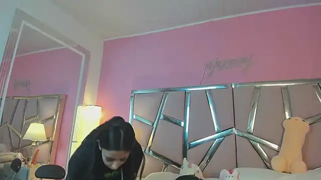 Bonniepark online show from February 2025 12:01:02 PM