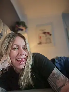 Snapshot of blondebitch2 chatting on March 2025 05:18:01 PM blondebitch2 online show from March 2025 05:18:01 PM