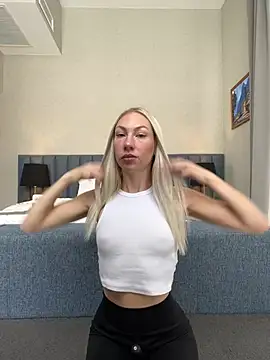 LuisaBecker online show from December 2024 09:50:02 AM