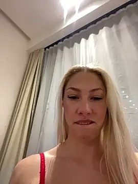 LuisaBecker online show from December 2024 04:14:02 PM