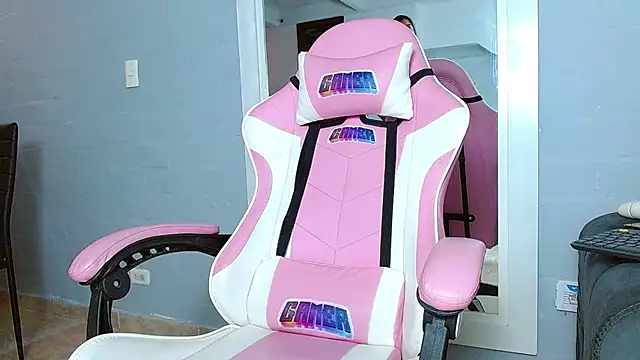 Snapshot of rousebonnett chatting on December 2024 06:57:02 PM rousebonnett online show from December 2024 06:57:02 PM