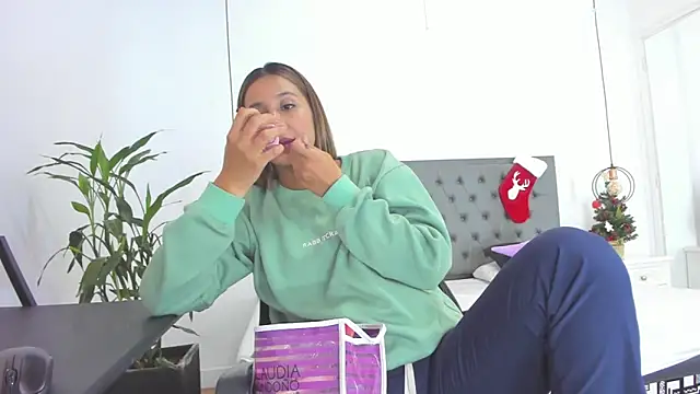 Snapshot of Alana_Suares1 chatting on December 2024 10:41:02 PM Alana Suares1 online show from December 2024 10:41:02 PM