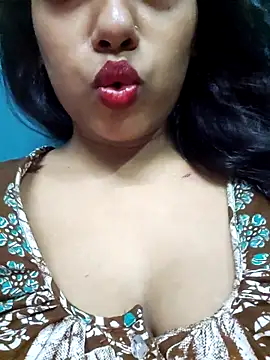 Snapshot of sexyindi_couple chatting on April 2026 02:26:01 PM sexyindi couple online show from April 2026 02:26:01 PM