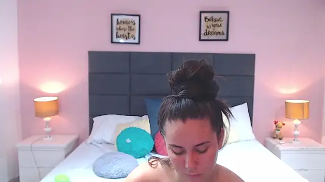 Snapshot of MadisonJenner chatting on February 2025 03:21:01 PM MadisonJenner online show from February 2025 03:21:01 PM