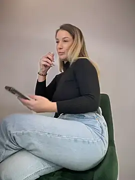 Snapshot of HotXMom chatting on January 2025 07:35:01 AM HotXMom online show from January 2025 07:35:01 AM