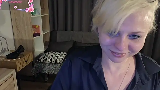 Snapshot of Gray_swann chatting on March 2025 08:48:02 PM Gray swann online show from March 2025 08:48:02 PM