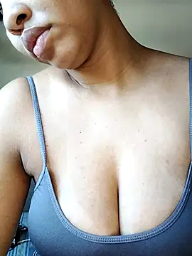 Snapshot of Su_Duarte_1 chatting on March 2025 05:50:01 PM Su Duarte 1 online show from March 2025 05:50:01 PM