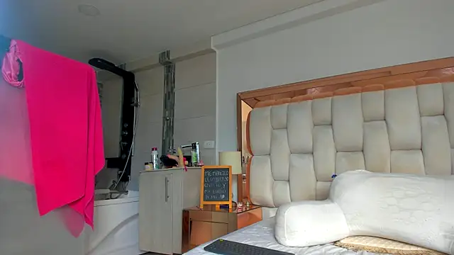 emilyparkerr01 online show from February 2025 09:42:01 PM